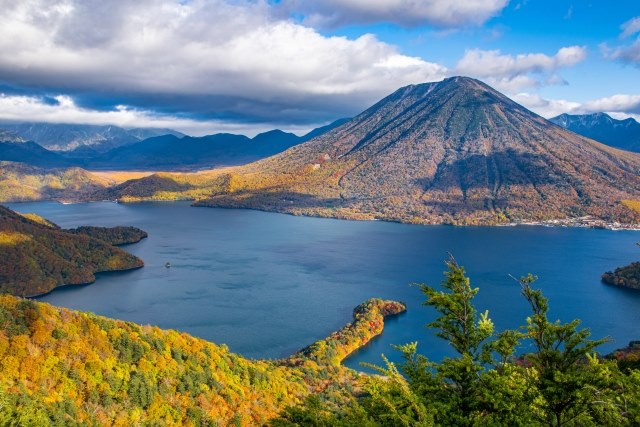 中禅寺湖与男体山