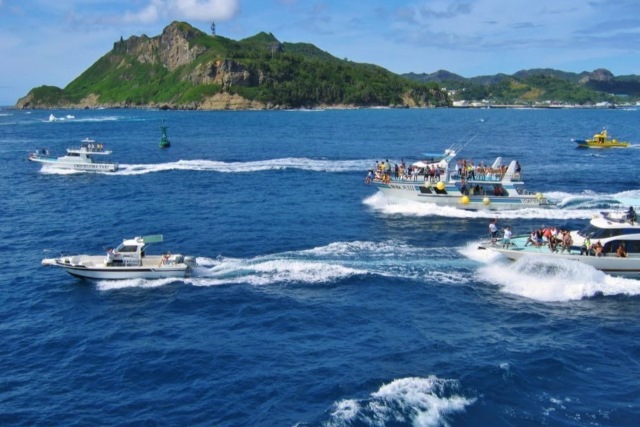 Fishing boats accompanying the Ogasawara Maru