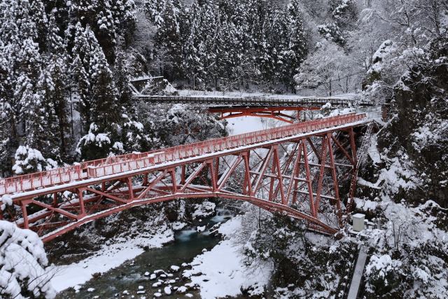 雪覆盖的黑部峡谷