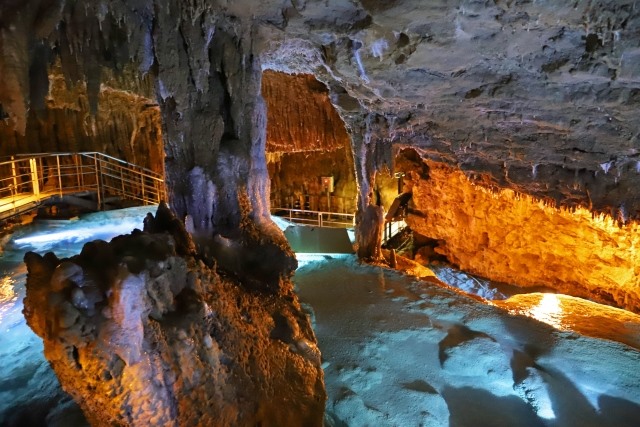 Gyokusendo Cave